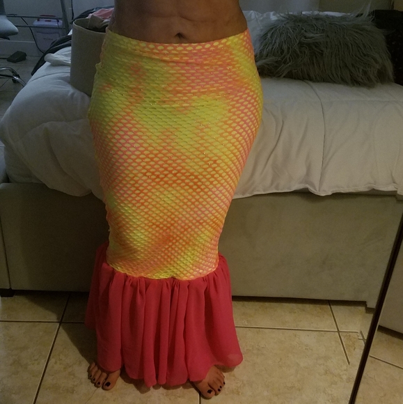 Handmade Mermaid🧜🏼♀️ Skirt & Crown Costume + Shell cups with pearl Details - Picture 3 of 8